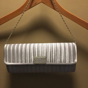 🔥5/15 Silver purse/clutch